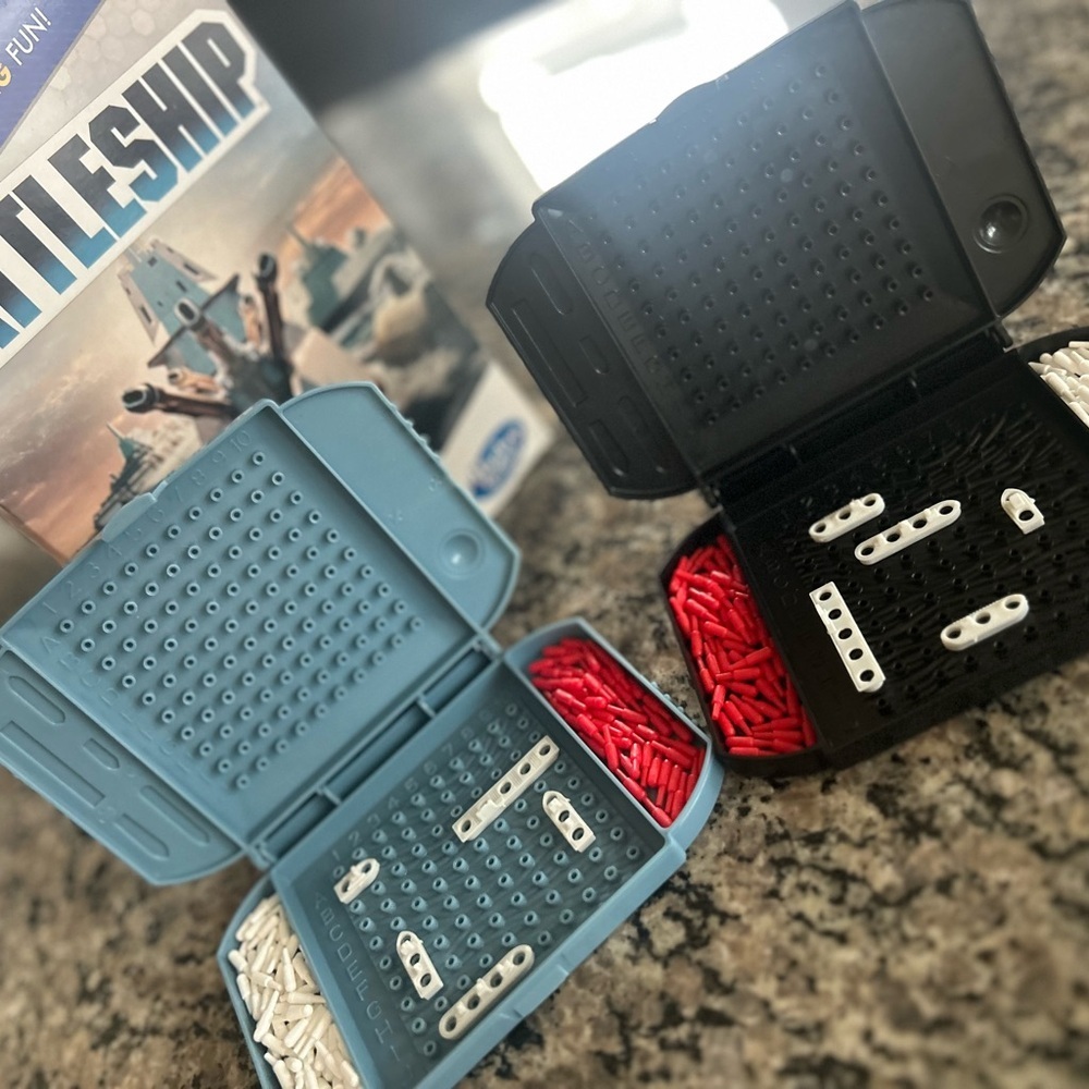 Hasbro Gaming Battleship Small Grab & Go Game - Blue and White - Picture 3 of 5